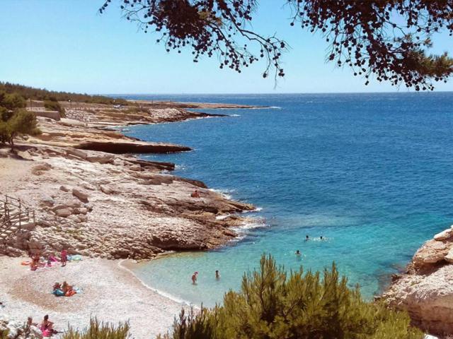 Sous Le Soleil Des Alpilles Apartman Mouries Kültér fotó